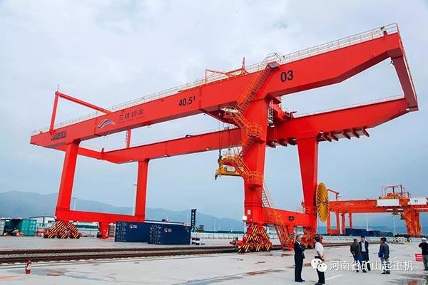 Automatic container crane made for lanzhou international port area is officially put into use.jpg