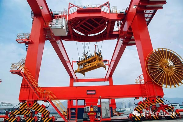 Automatic container crane made for lanzhou international port area is officially put into use.jpg